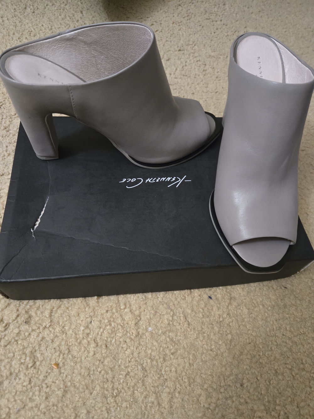 Kenneth Cole Open-Toe Mule Heel in Light Gray Leather